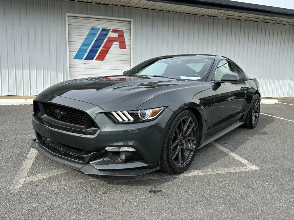 Merrni me qira një Ford Fusion të vitit 2008 në Tirana