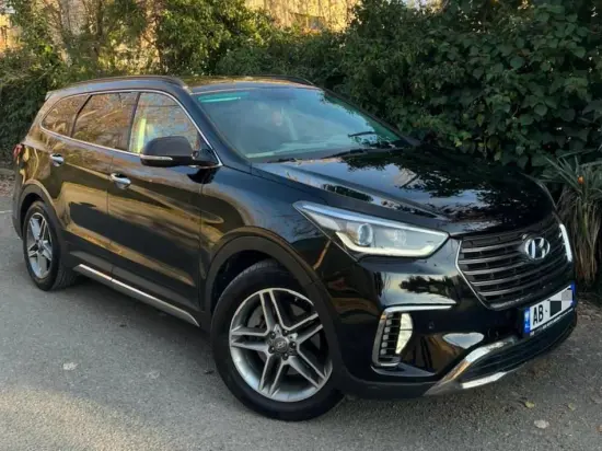 Alquila un 2017 Hyundai Grand Santa Fe en Tirana