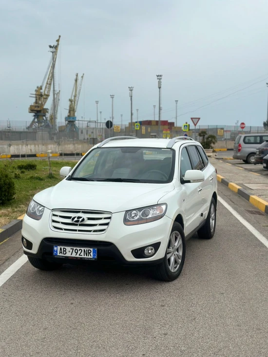 Louer une Hyundai Santa Fe de l'année 2012 à Durrës