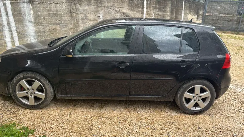 Alquila un coche en Tirana