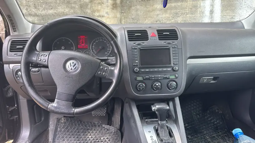 Alquila un coche en Tirana