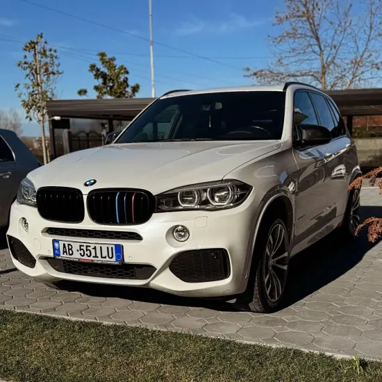 Louer une BMW X5 de l'année 2015 à Tirana