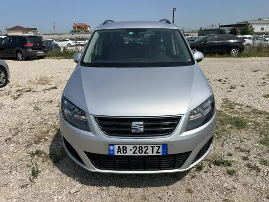 Merrni me qira një Seat Alhambra të vitit 2017 në Tirana