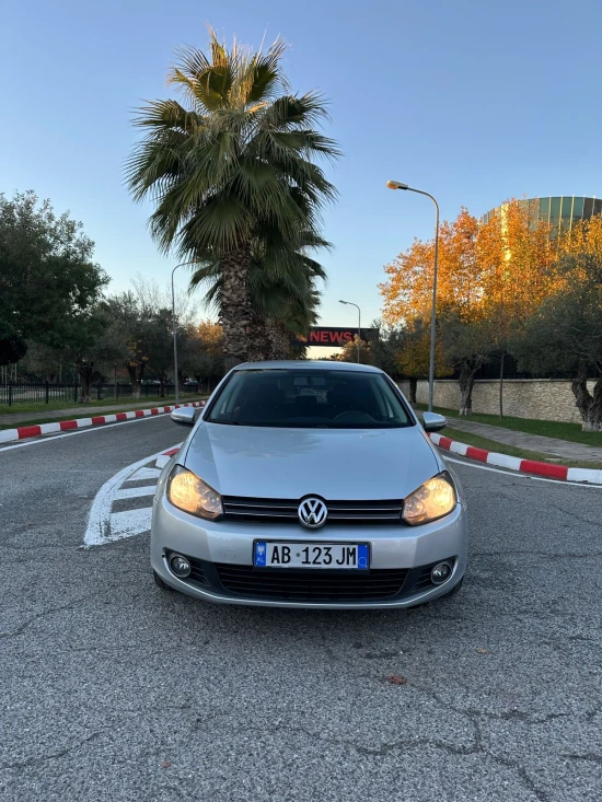 Merrni me qira një Volkswagen Golf të vitit 2010 në Tirana