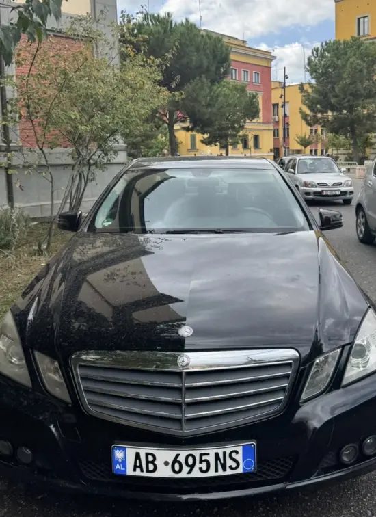 Wynajmij Mercedes-Benz E 200 z 2010 roku w Durrës