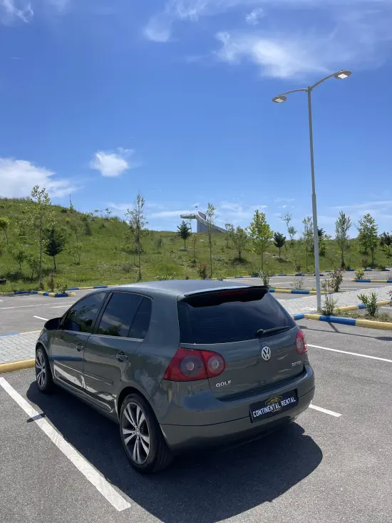 Noleggia una Volkswagen Golf 5 dell'anno 2005 a Durrës