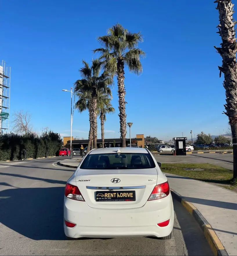 Merrni me qira një makinë në Tirana