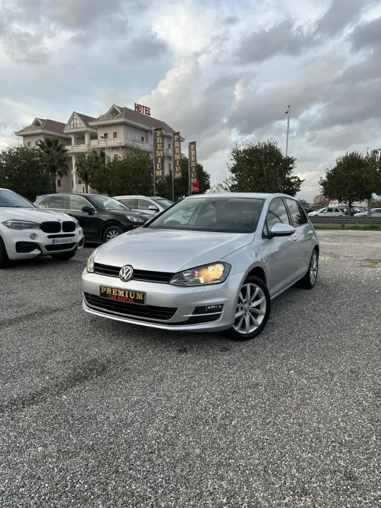 Noleggia una Volkswagen Golf 7 dell'anno 2015 a Tirana