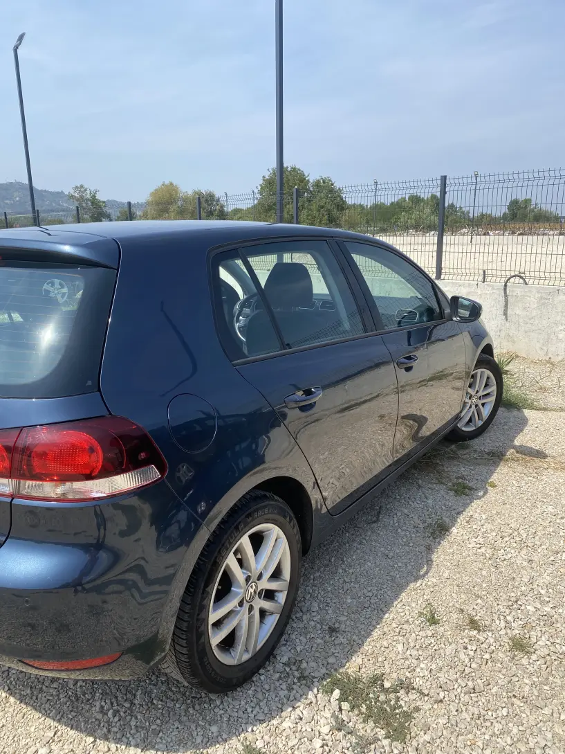 Merrni me qira një makinë në Tirana