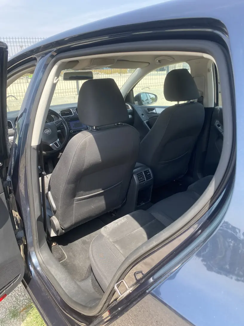 Merrni me qira një makinë në Tirana