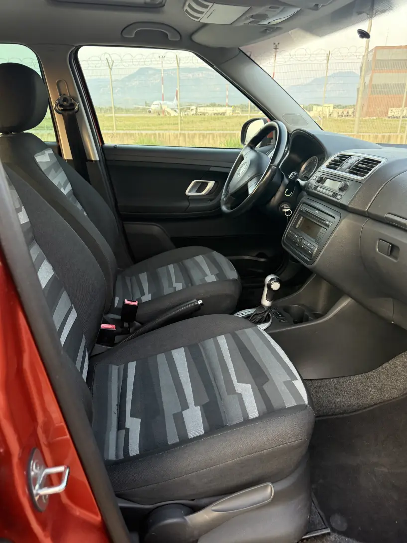 Noleggia un'auto a Tirana