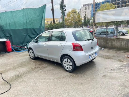 Merrni me qira një Toyota Yaris të vitit 2009 në Tirana