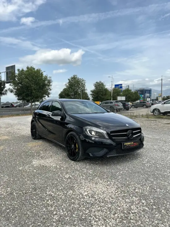 Noleggia una Mercedes-Benz A-Class (All) dell'anno 2015 a Tirana