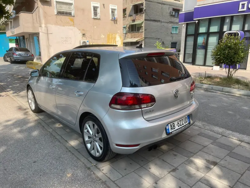 Noleggia un'auto a Tirana