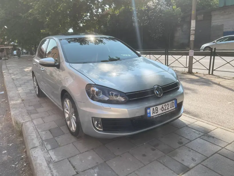 Noleggia un'auto a Tirana