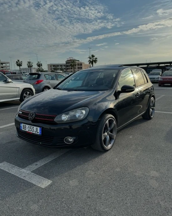 Louer une Volkswagen Golf 6 de l'année 2011 à Tirana