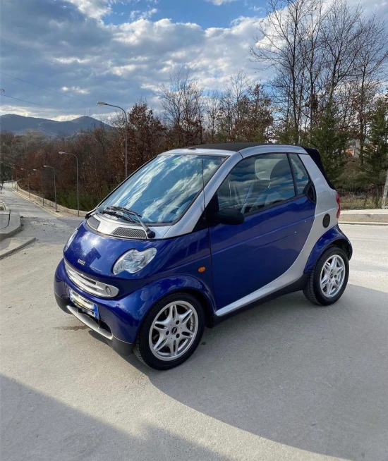 Louer une Smart ForTwo de l'année 2000 à Tirana