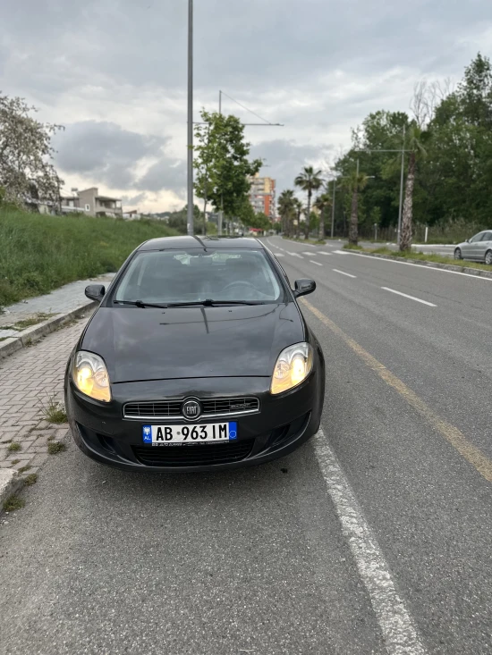 Merrni me qira një Fiat Bravo të vitit 2010 në Durrës