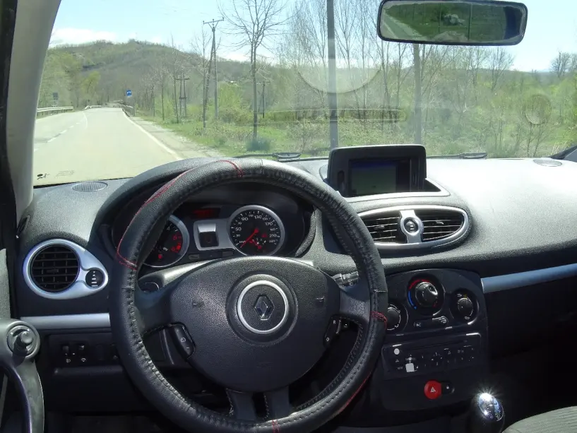 Merrni me qira një makinë në Sarandë