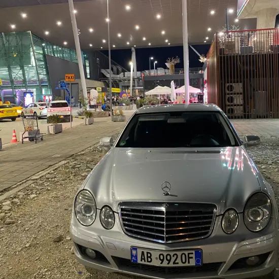 Merrni me qira një Mercedes-Benz 220 të vitit 2008 në Tirana