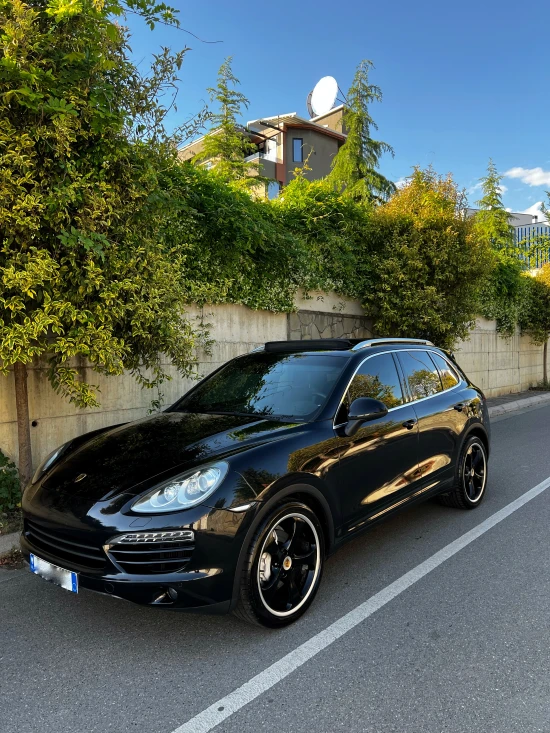 Louer une Porsche Cayenne de l'année 2013 à Tirana