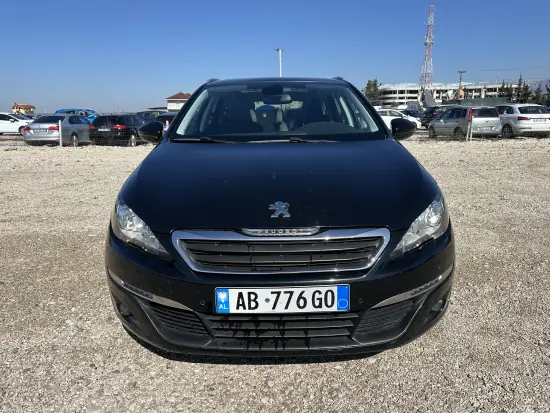 Wynajmij Peugeot 308 z 2015 roku w Tirana