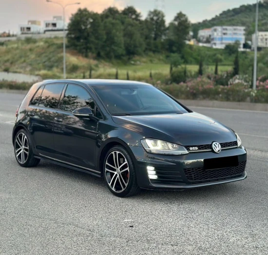 Wynajmij Volkswagen Golf 7 z 2015 roku w Tirana