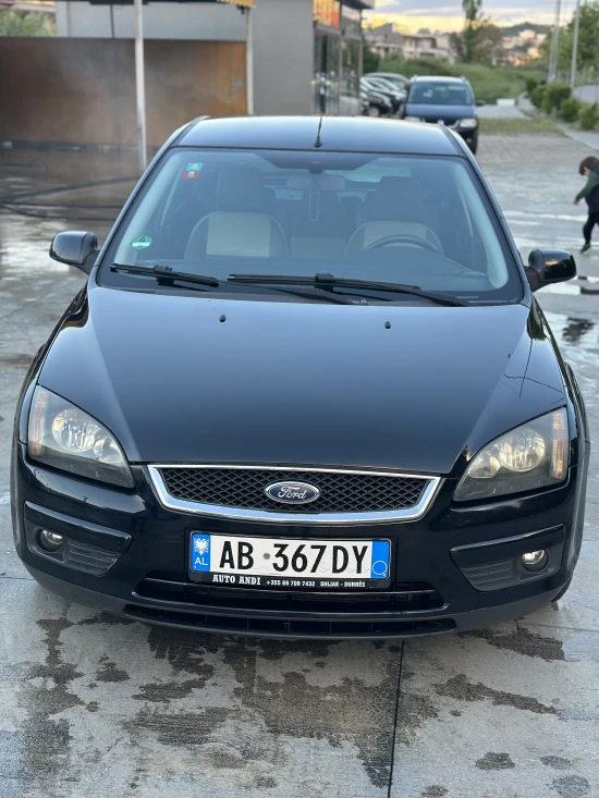 Louer une Ford Focus de l'année 2007 à Durrës