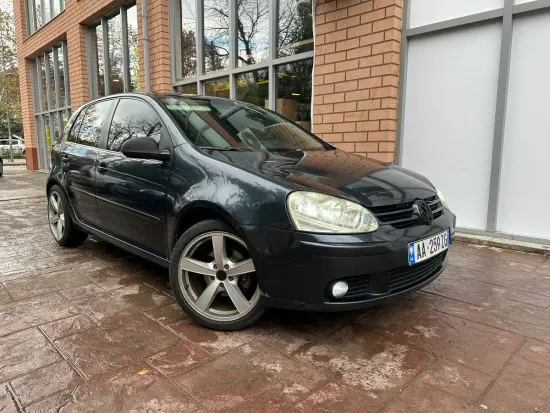 Wynajmij Volkswagen Golf 5 z 2006 roku w Tirana