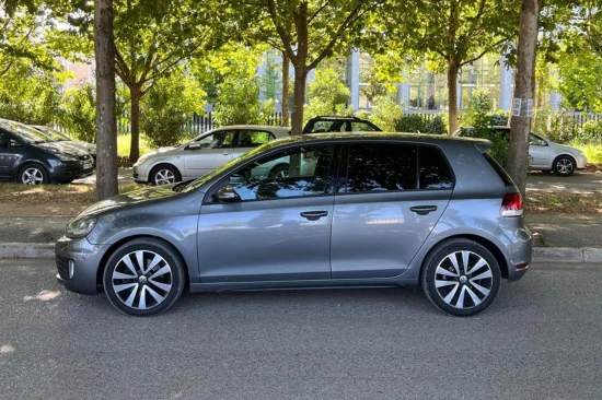 Alquila un 2011 Volkswagen Golf 6 en Tirana