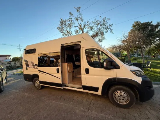 Noleggia una Peugeot Boxer dell'anno 2019 a Tirana