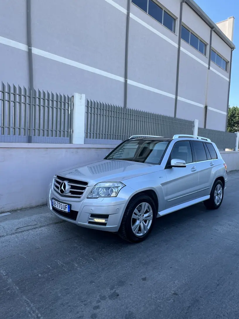 Alquila un coche en Tirana