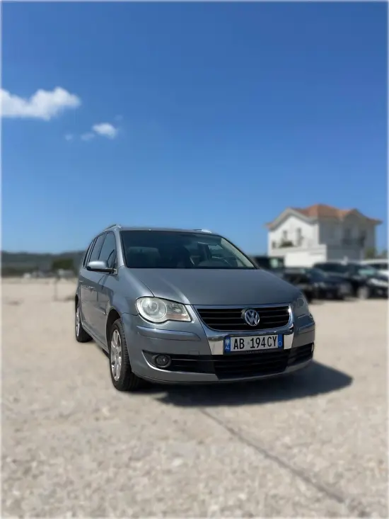Wynajmij Volkswagen Touran z 2008 roku w Tirana