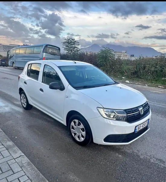 Noleggia una Dacia Sandero dell'anno 2017 a Tirana