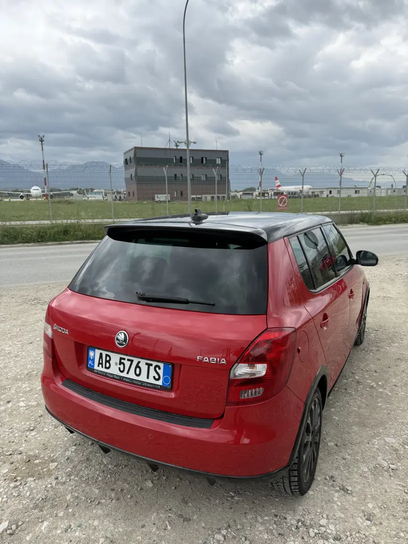 Noleggia un'auto a Tirana