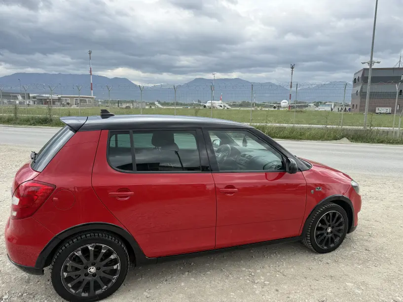 Noleggia un'auto a Tirana