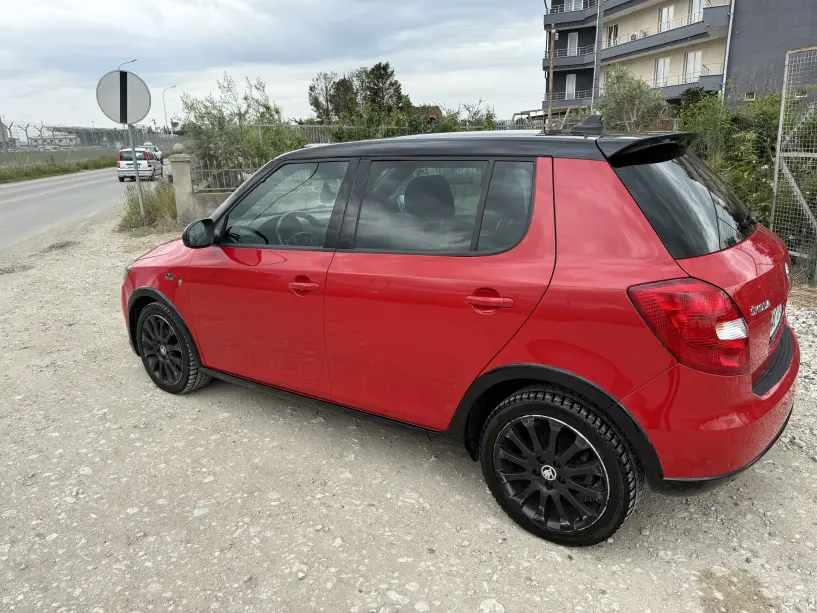 Noleggia un'auto a Tirana