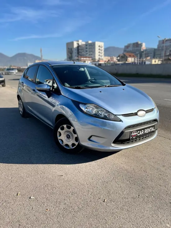 Louer une Ford Fiesta de l'année 2009 à Tirana