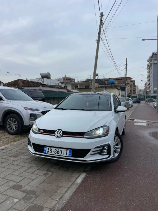 Wynajmij Volkswagen Golf 7 z 2015 roku w Tirana