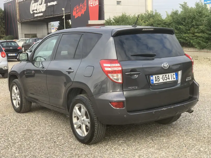 Noleggia un'auto a Tirana