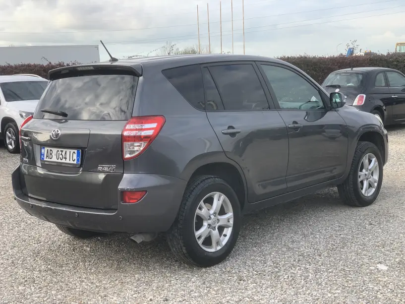 Noleggia un'auto a Tirana