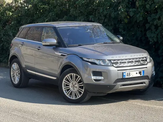 Noleggia una Land Rover Range Rover Evoque dell'anno 2016 a Tirana