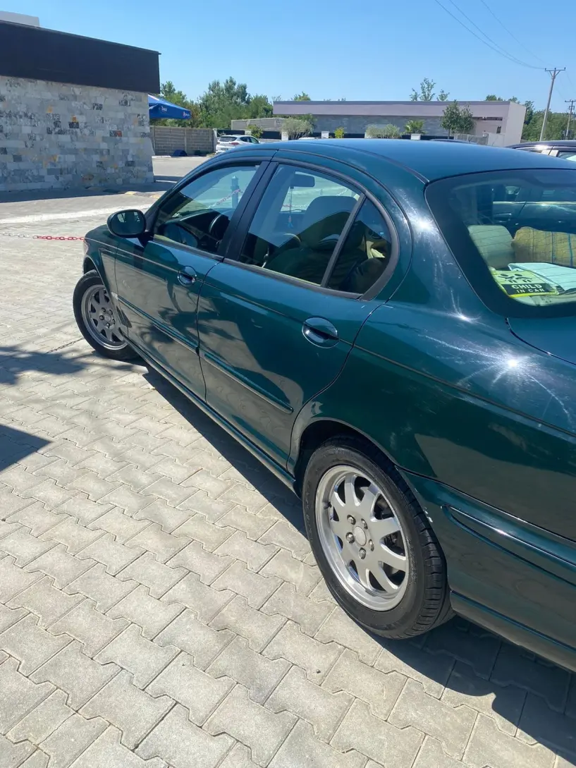 Alquila un coche en Tirana