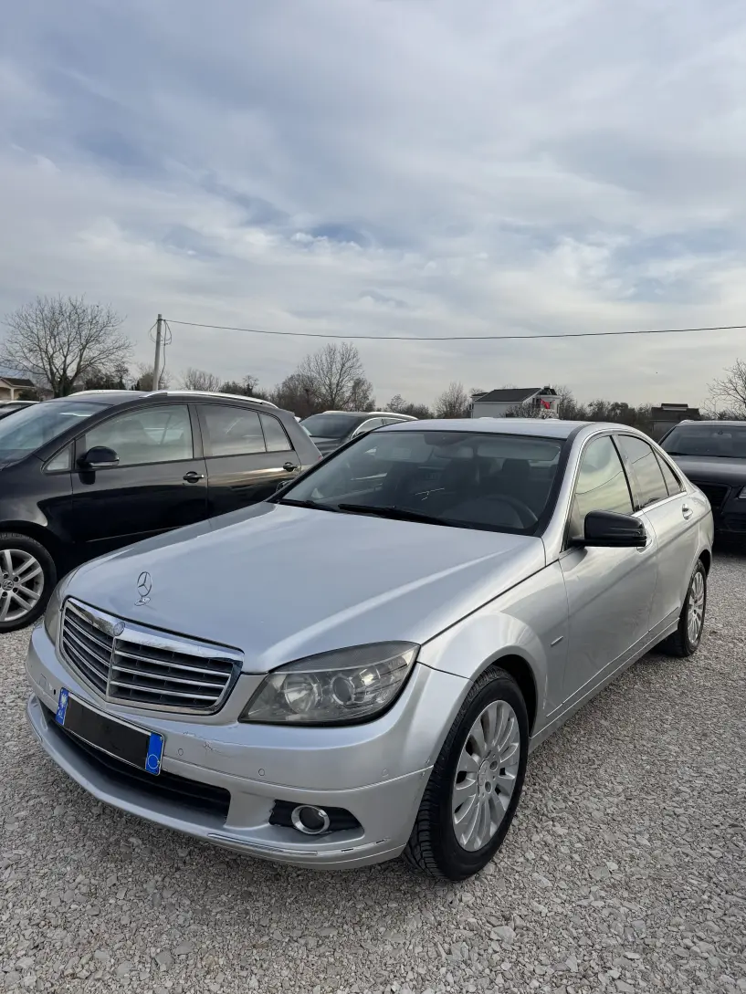 Merrni me qira një makinë në Tirana