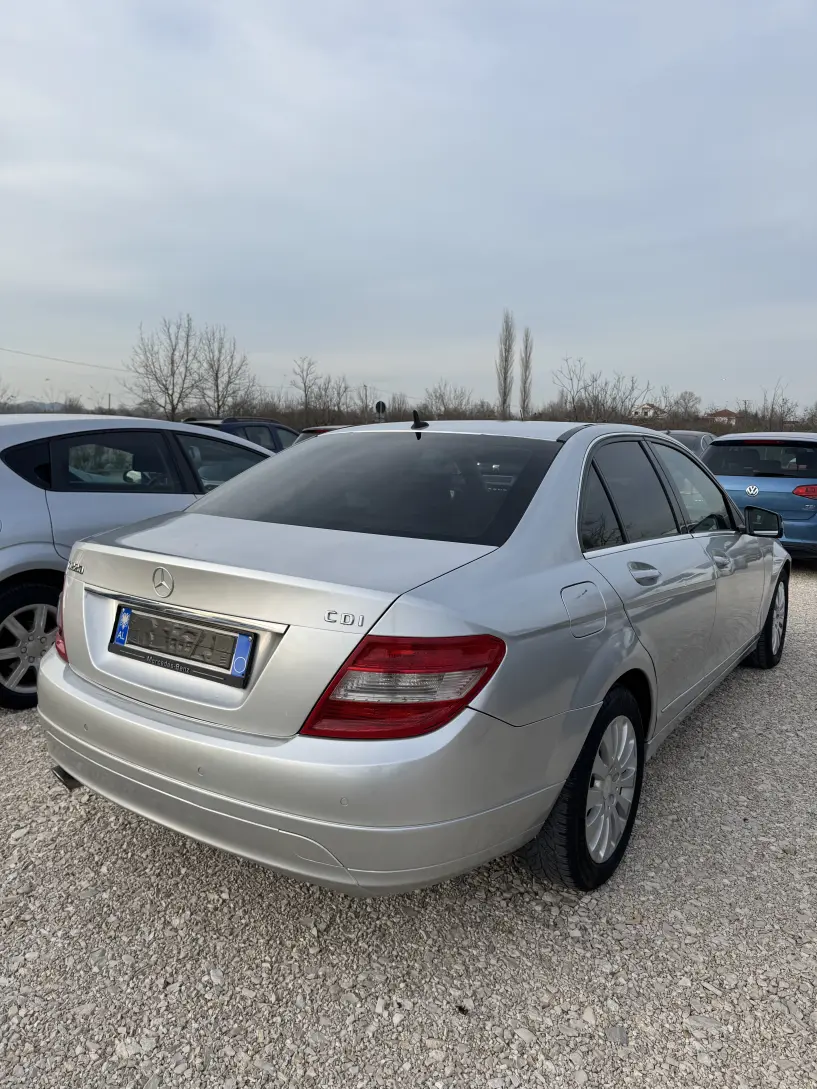 Merrni me qira një makinë në Tirana