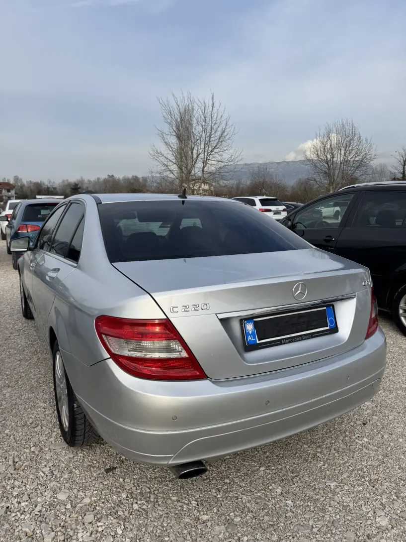 Merrni me qira një makinë në Tirana