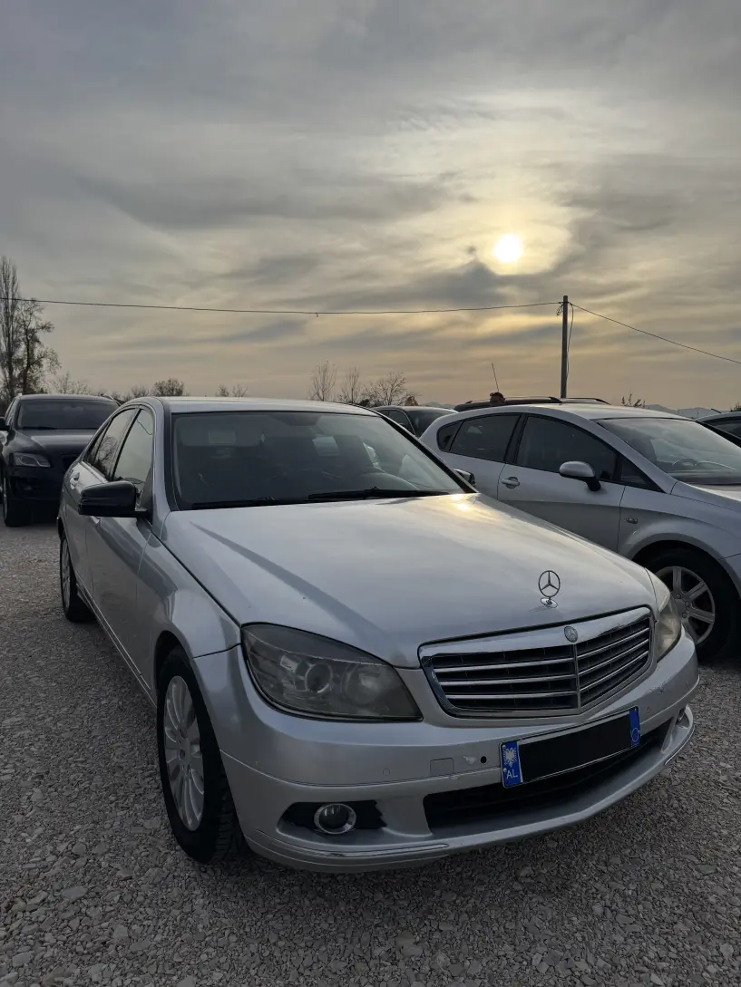 Merrni me qira një makinë në Tirana