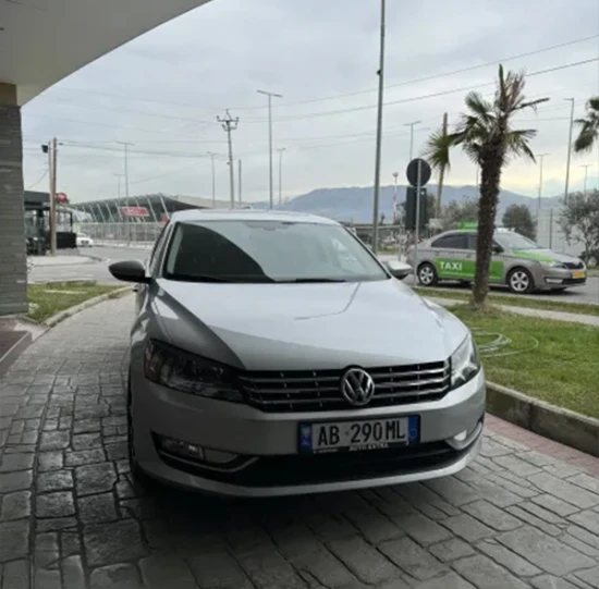 Merrni me qira një Volkswagen Passat të vitit 2013 në Tirana