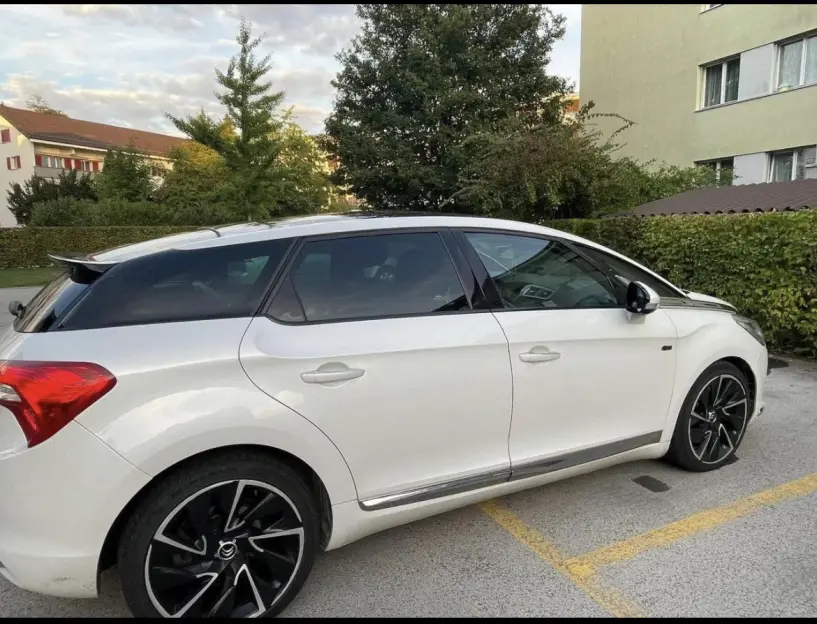 Merrni me qira një makinë në Tirana