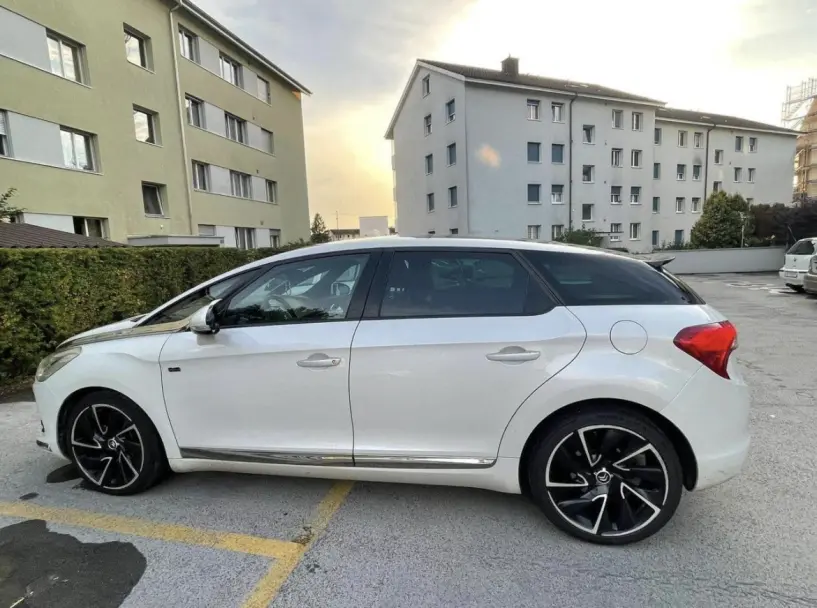 Merrni me qira një makinë në Tirana
